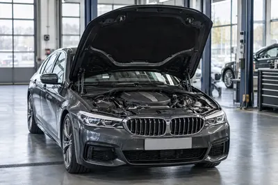 Fahrzeug mit geöffneter Motorhaube in einer Werkstatt