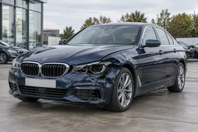 Blaues Fahrzeug mit sichtbarem Unfallschaden